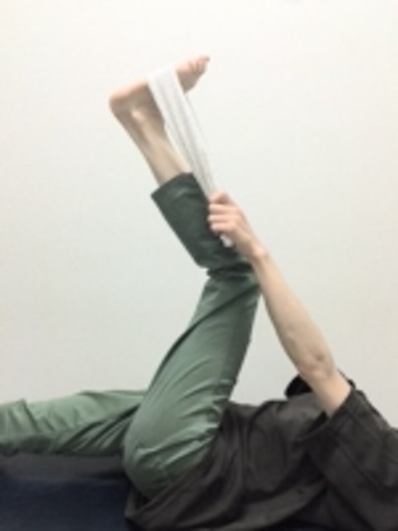 膝を曲げたまま、無理のない位置まで脚を挙げます