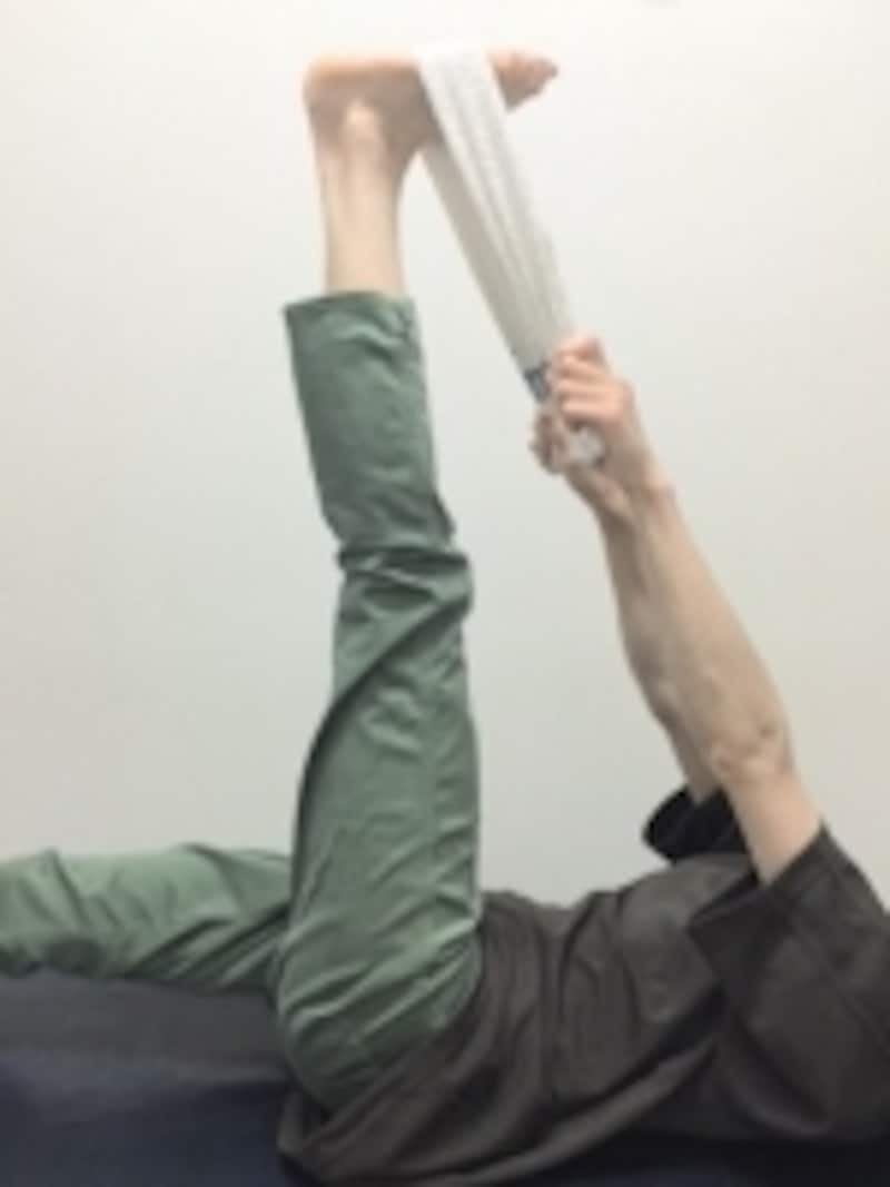 伸ばされる痛みが強い場合は、脚の位置を下げてください