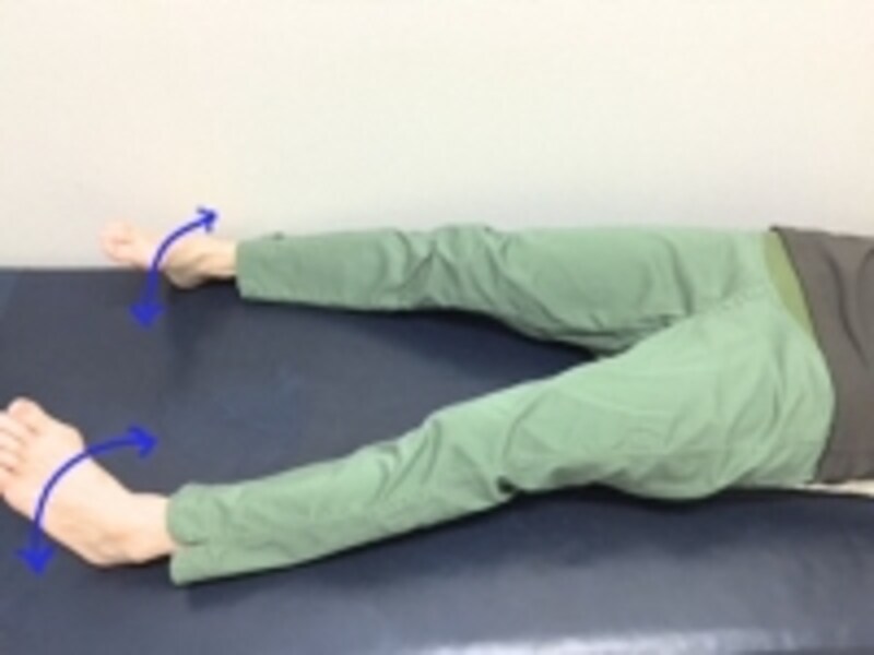 足先を揺らした際に脚の付け根から動くようになると、さらにリラックスしやすくなります