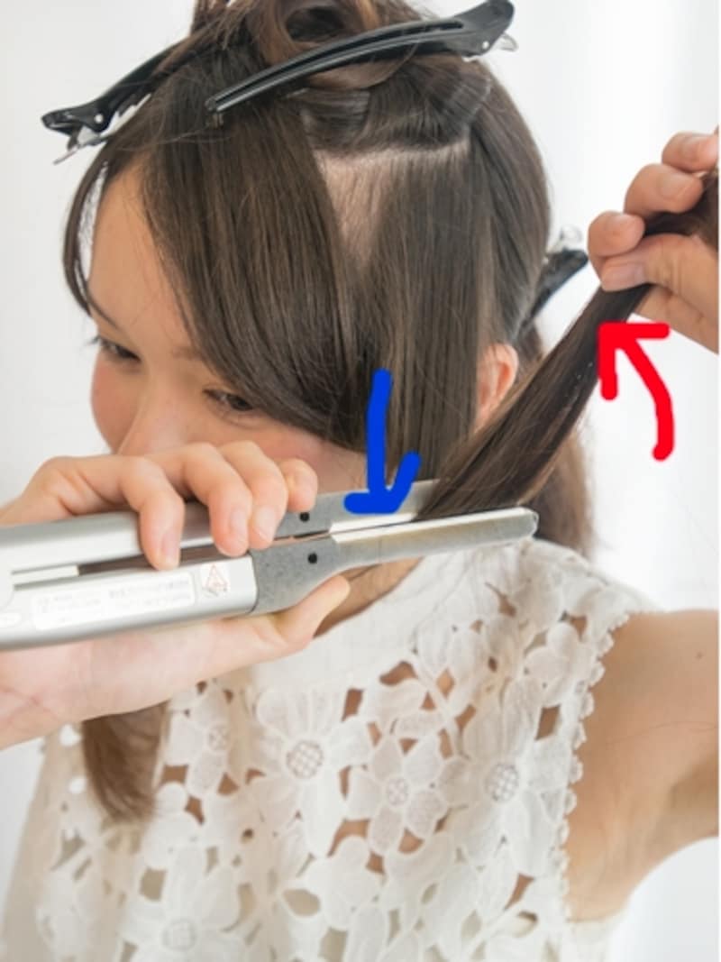 アイロンを少し外側にひねる