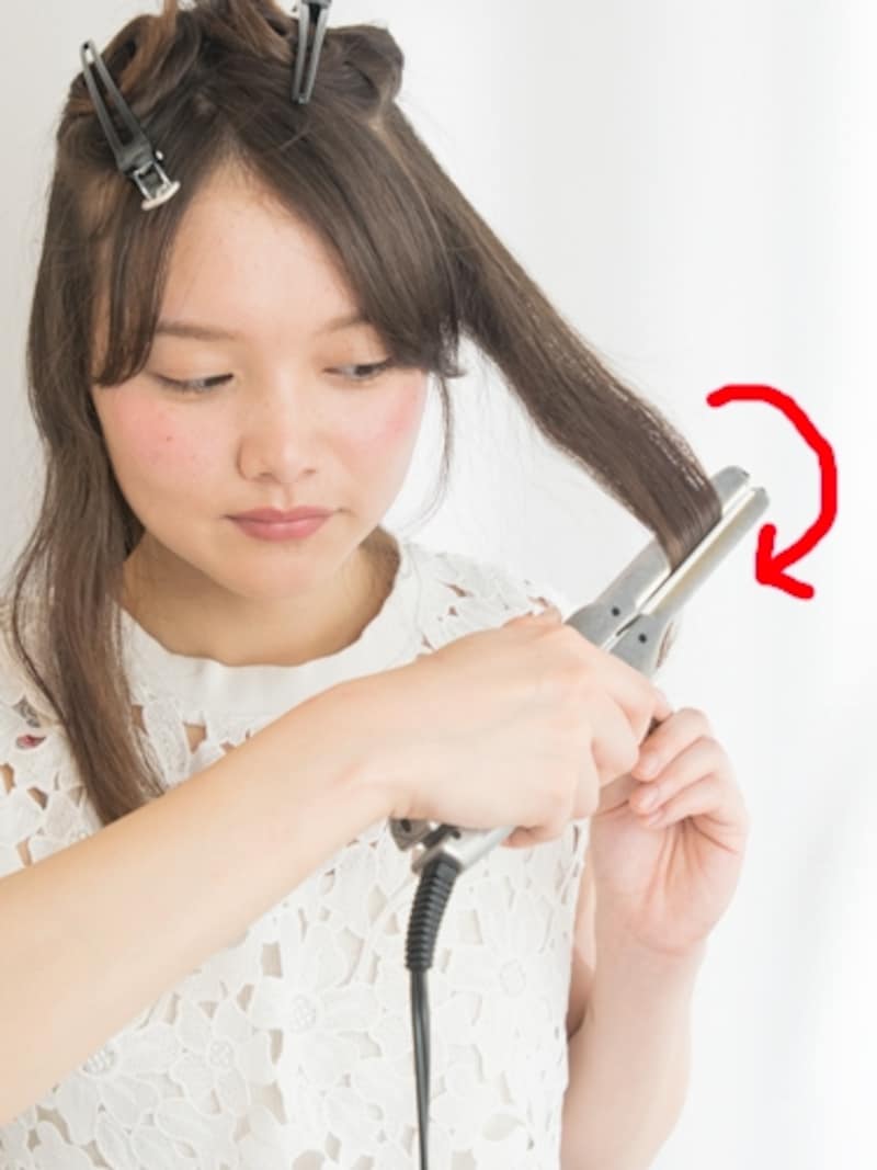 アイロンを少し内側にひねる