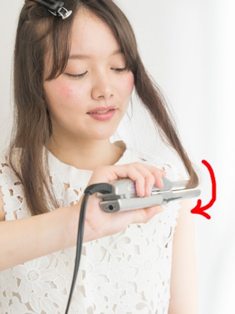 アイロンを少し内側にひねる