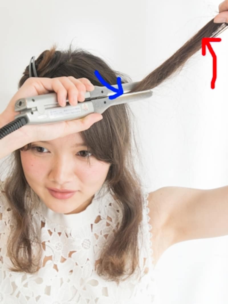 アイロンを少し外側にひねる