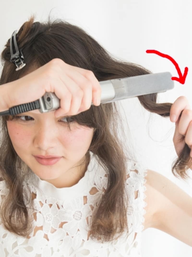 アイロンを少し内側にひねる