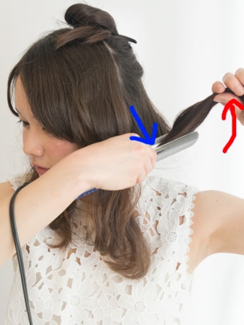 アイロンを少し外側にひねる