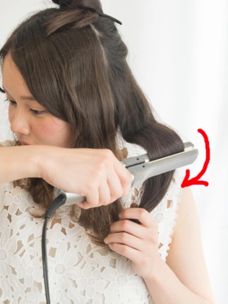 アイロンを少し内側にひねる