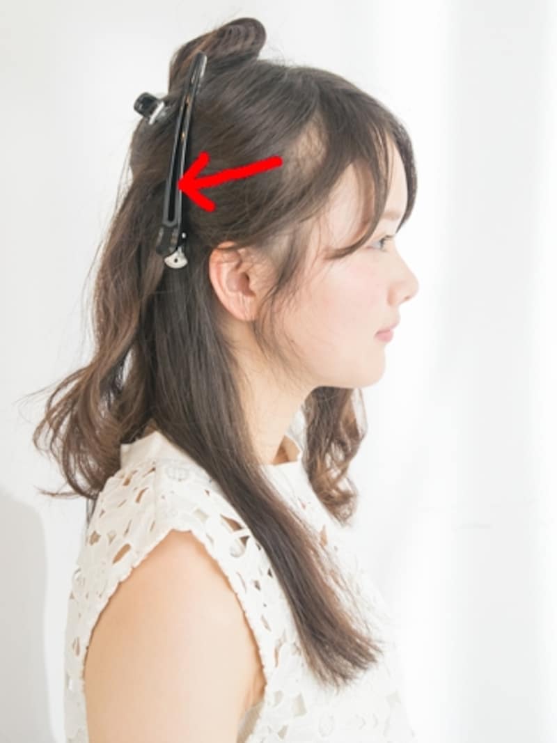 巻いた毛束は後ろに止めておく