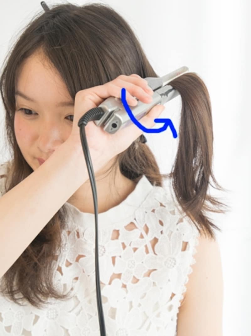 アイロンを少し外側にひねる