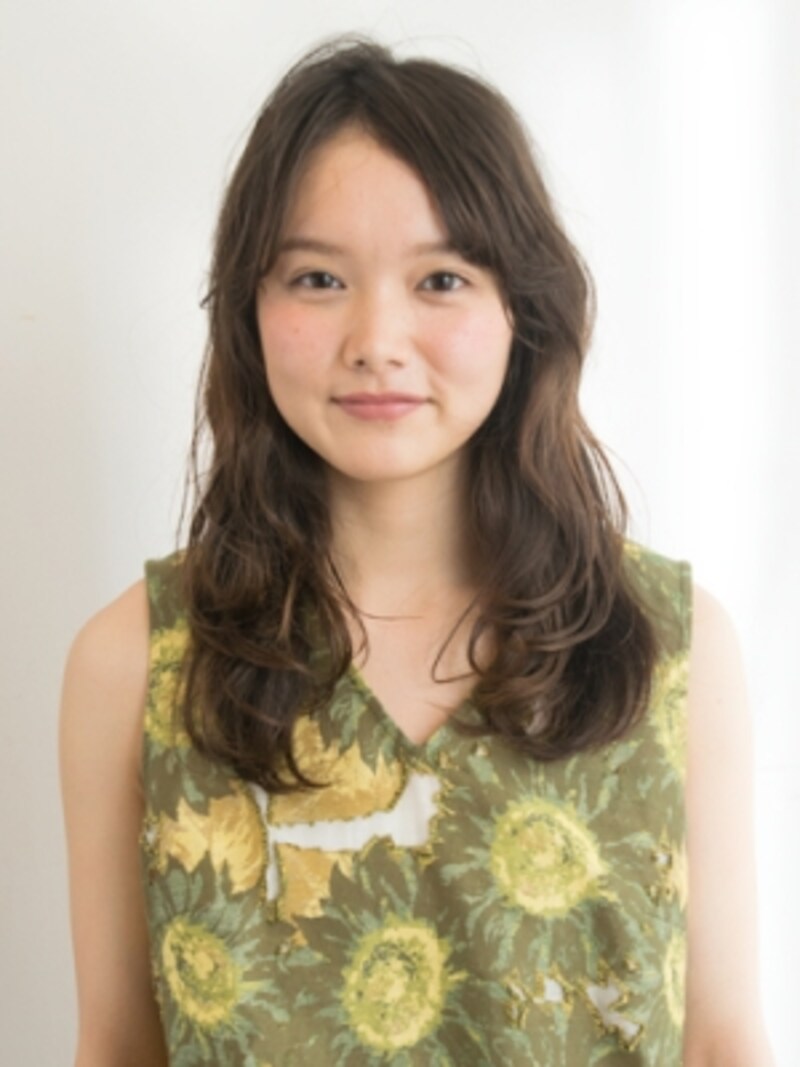 髪の毛でゴムの結び目を隠す方法 ひとつ結びを格上げヘアアレンジ ヘアアレンジ All About 髪の毛でゴムの結び目を隠す方法 ひとつ結びを格上げヘアアレンジ ヘアアレンジ All About