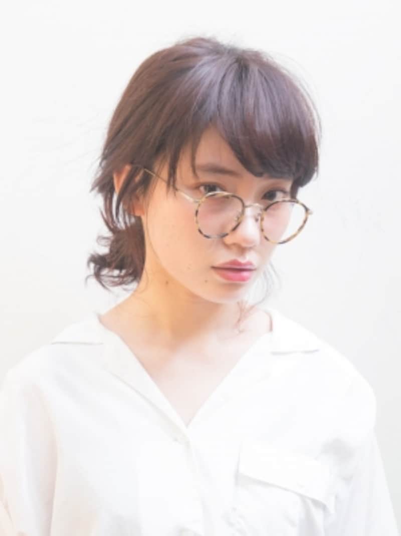 メガネ女性のおしゃれヘア 後れ毛でルーズなひとつ結びアレンジ ヘアアレンジ All About