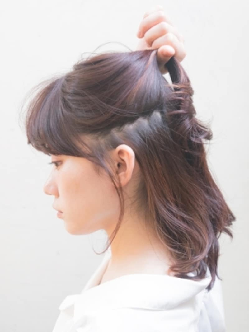 メガネ女性のおしゃれヘア 後れ毛でルーズなひとつ結びアレンジ ヘアアレンジ All About