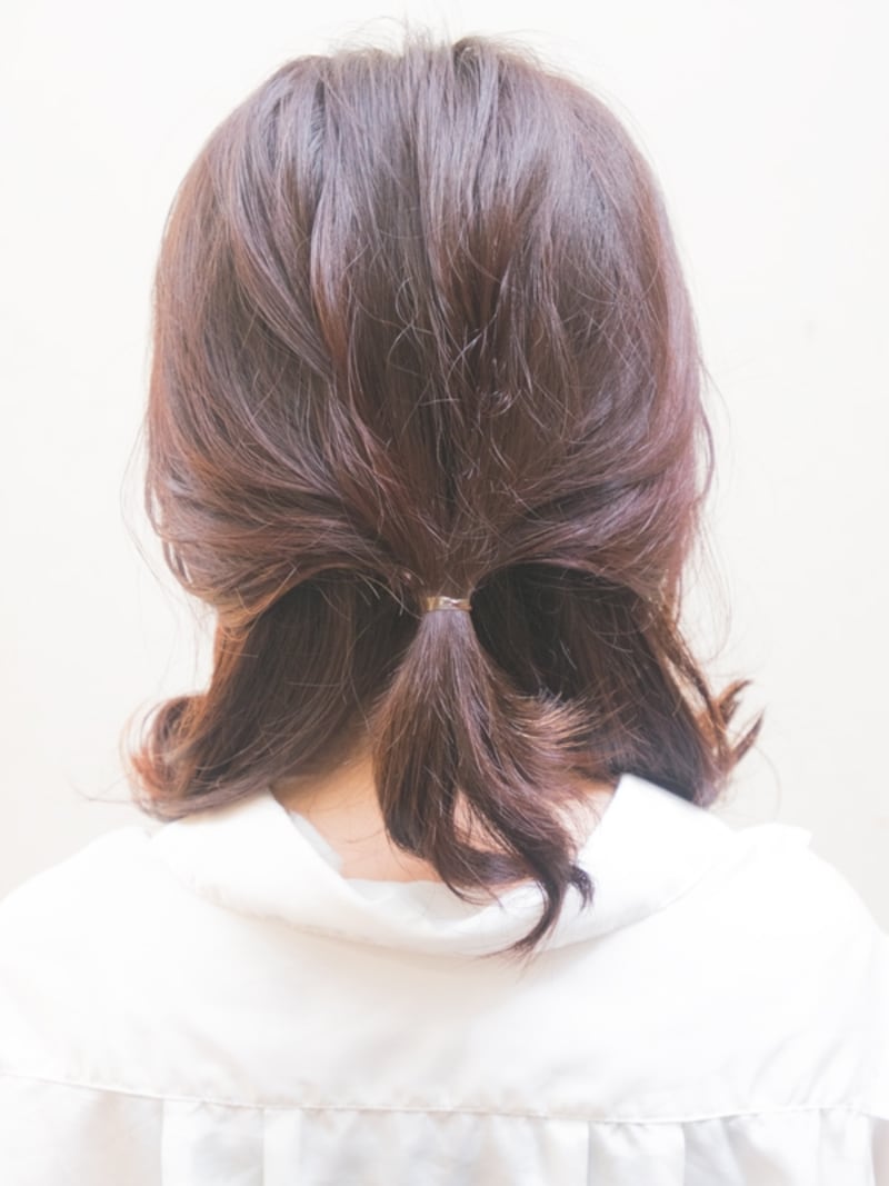 頭皮から4~5センチくらい離して結びます