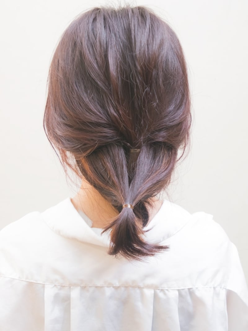 上で結んだ毛束が隠れるように結ぶ