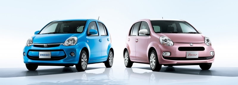 左：1.0X“G Package” (2WD) (ルリマイカメタリック) 〈オプション装着車〉  右：1.0+Hana (2WD) (サクラミックス)