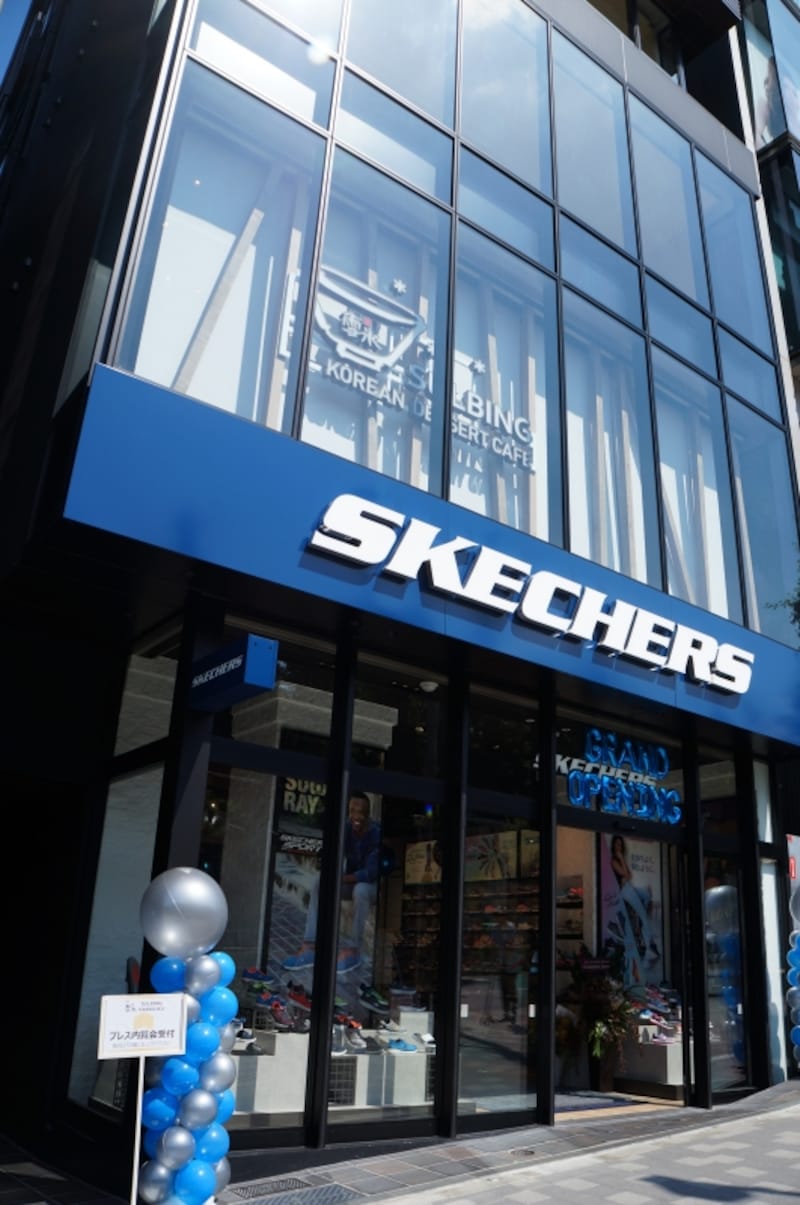 1Fは靴屋のSKECHARS。お店向かって左側をはいって階段をあがってくださいね。長蛇の列になるかもしれませんが……
