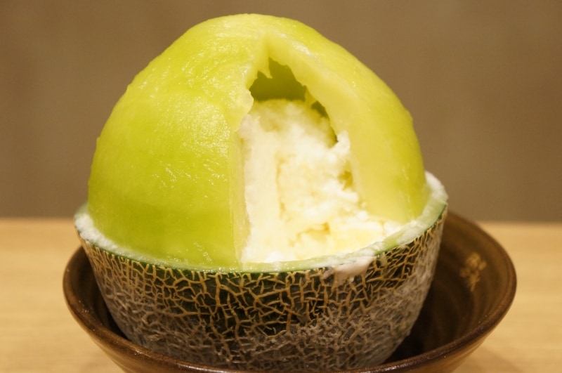 メロンの果肉の中にヨーグルトアイスやかき氷などが隠れています