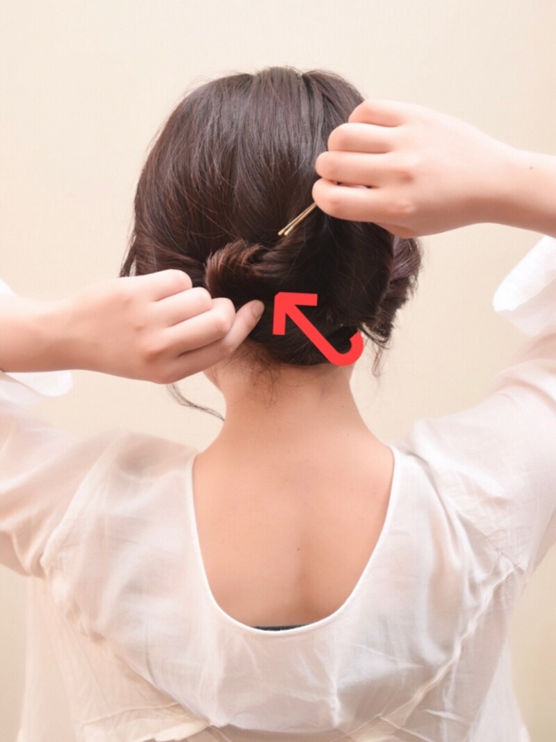 矢印の方向にねじりなが留めていく。
