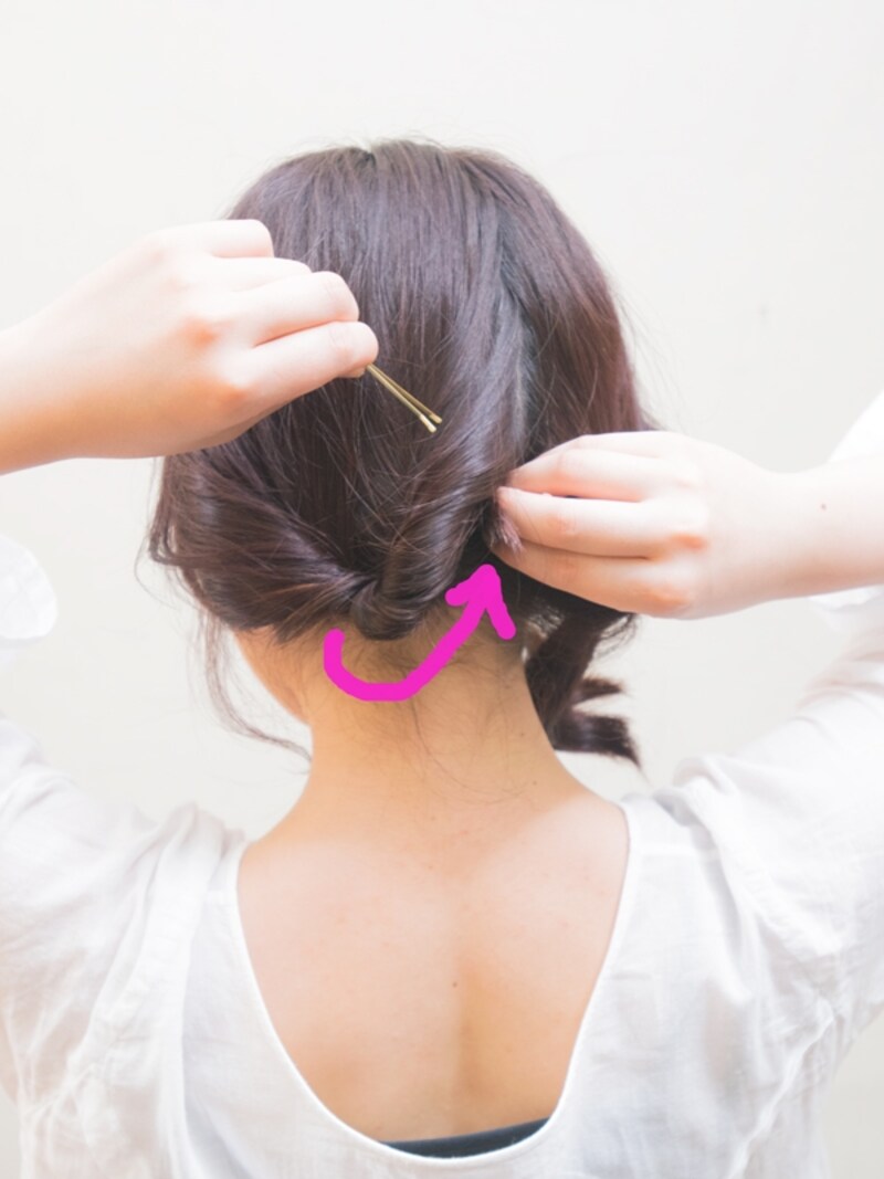 センターの分け目に向かってひねる