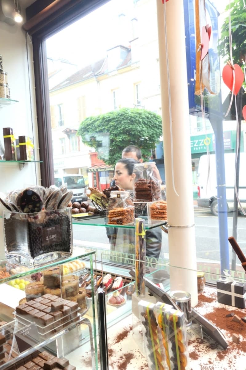 女性もたくさん立ち止まります！