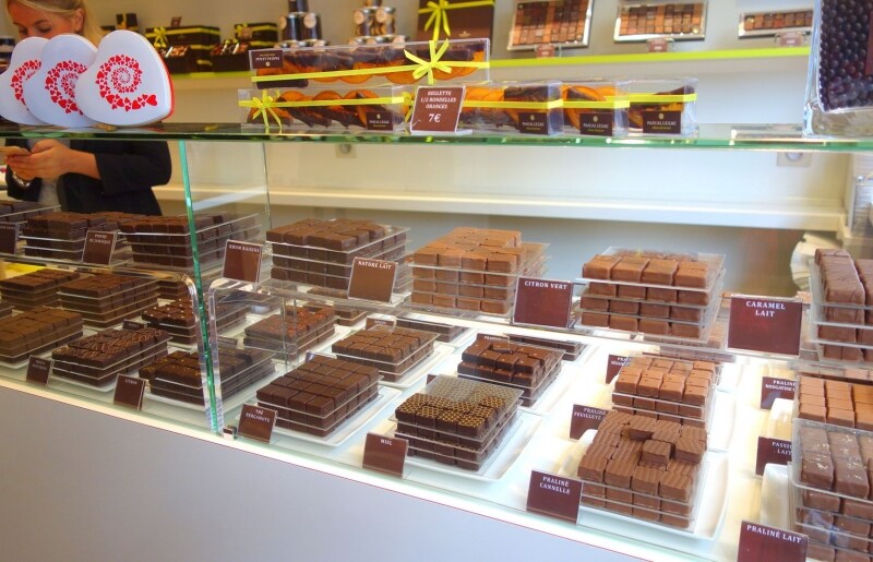ボンボンショコラが美しく並ぶショーケース