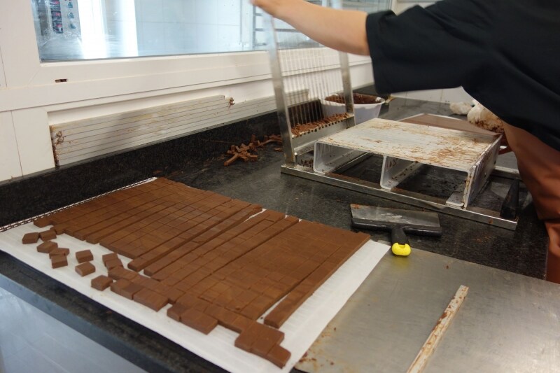 カットする作業