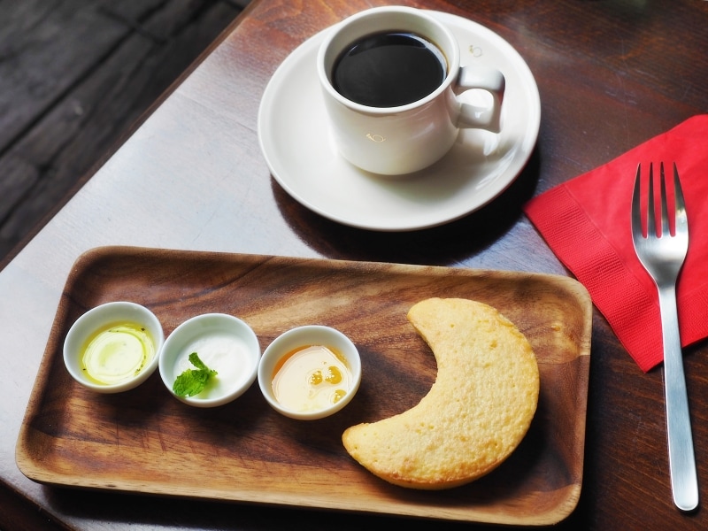 レモンケーキは3種のソースを添えて (はちみつ、コンフィチュール、生クリーム)