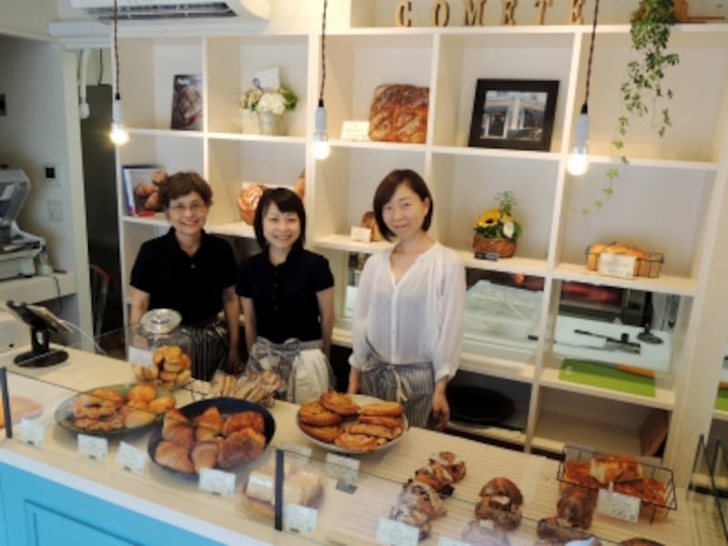 対面販売の売場。大型のパンは後ろの棚に