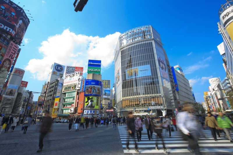 街中のサイネージにニュースが流れるシーンは……