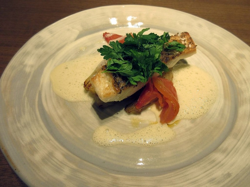 鯛のポワレ ウイキョウとトマトのコンフィ