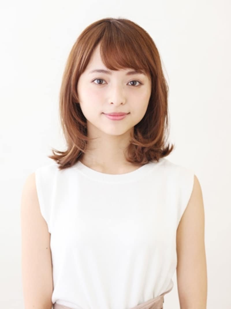 鎖骨ラインのミディアムヘア