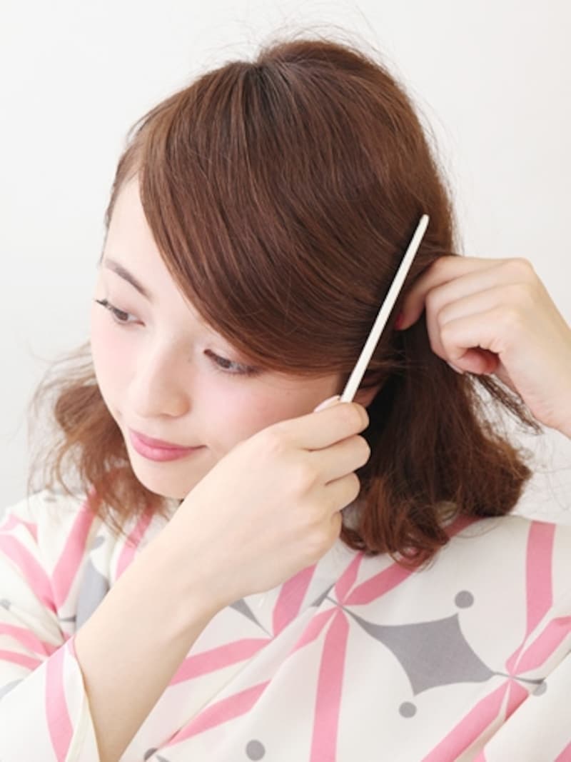 後ろから持ってきた髪で前髪を包み、斜めに流す