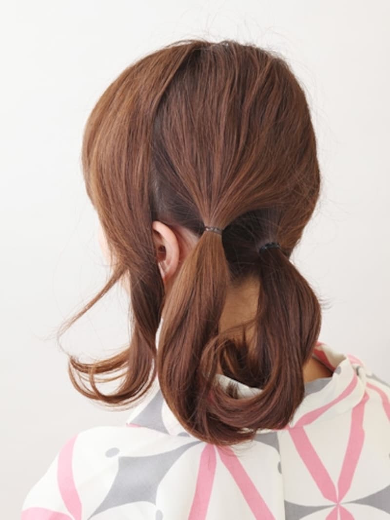 前髪部分を残して、髪を斜めにとり、2箇所で結ぶ