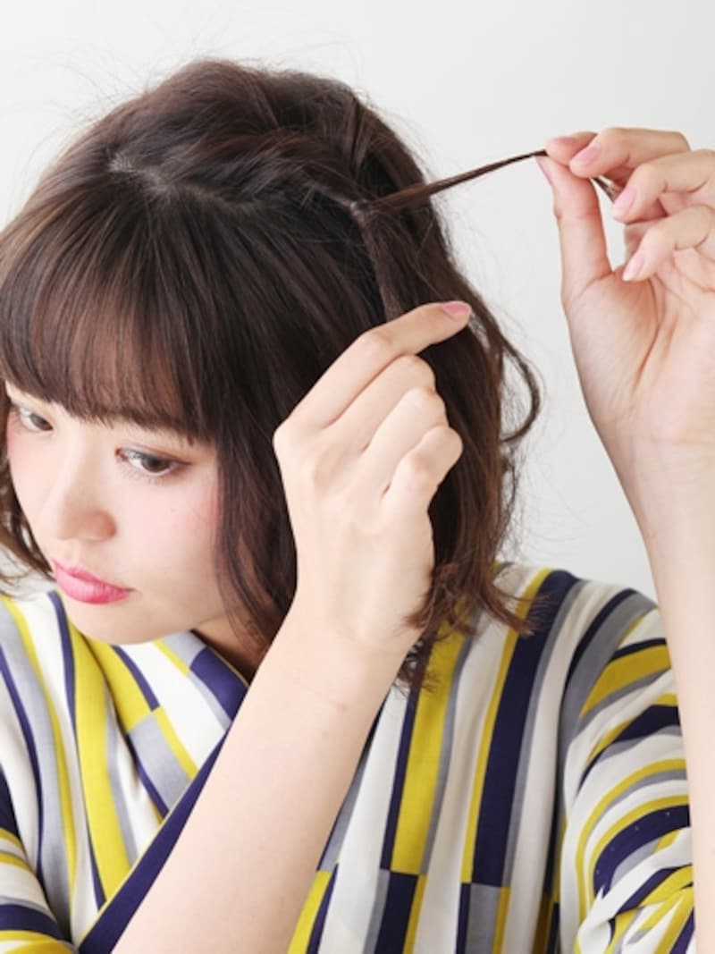 くるりんぱした結び目に毛束を巻きつける