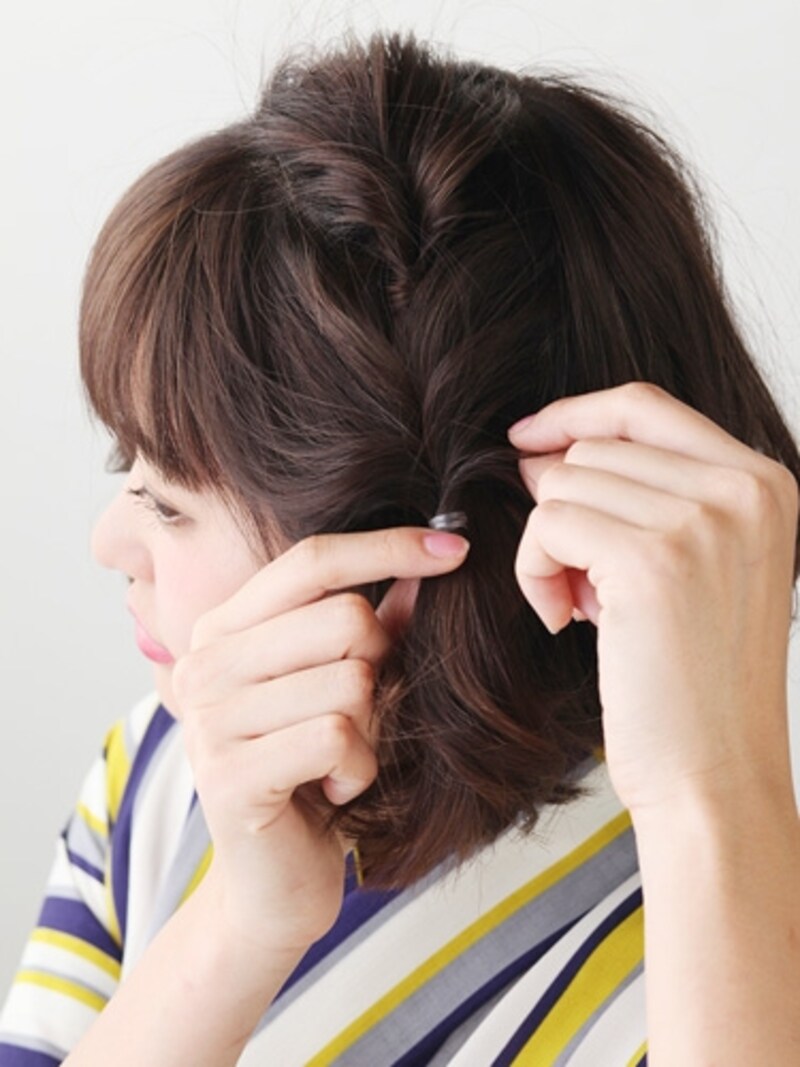 結び目の近くから少しずつ毛束を引き出す