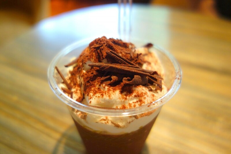 ふわふわの生クリームにチョコレートのトッピング