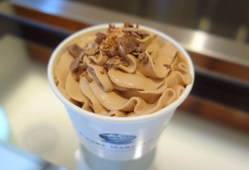 ふわふわのクリームにチョコレートをトッピング