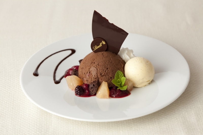 「リンツundefinedムース・オ・ショコラundefinedカカオ66%」※皿盛りのデザートは、リンツ ショコラ カフェ 銀座店、自由が丘店限定でのみ提供undefined1620円(税込) 提供店舗:undefined リンツ ショコラ カフェ 銀座店、自由が丘店