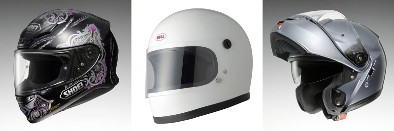 最新機能が備わったタイプ(左)からフェイス部分がオープンするシステムヘルメット(右)、そしてクラシカルなデザインを復刻したタイプ(中央)と、フルフェイスひとつ見てもそのバリエーションは豊富