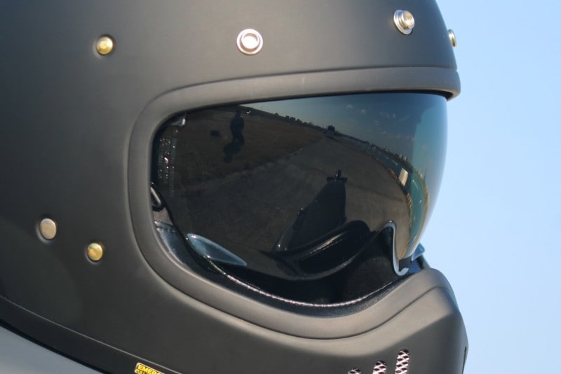 スクリーンが収納可能なSHOEIのフルフェイス「EX-ZERO」