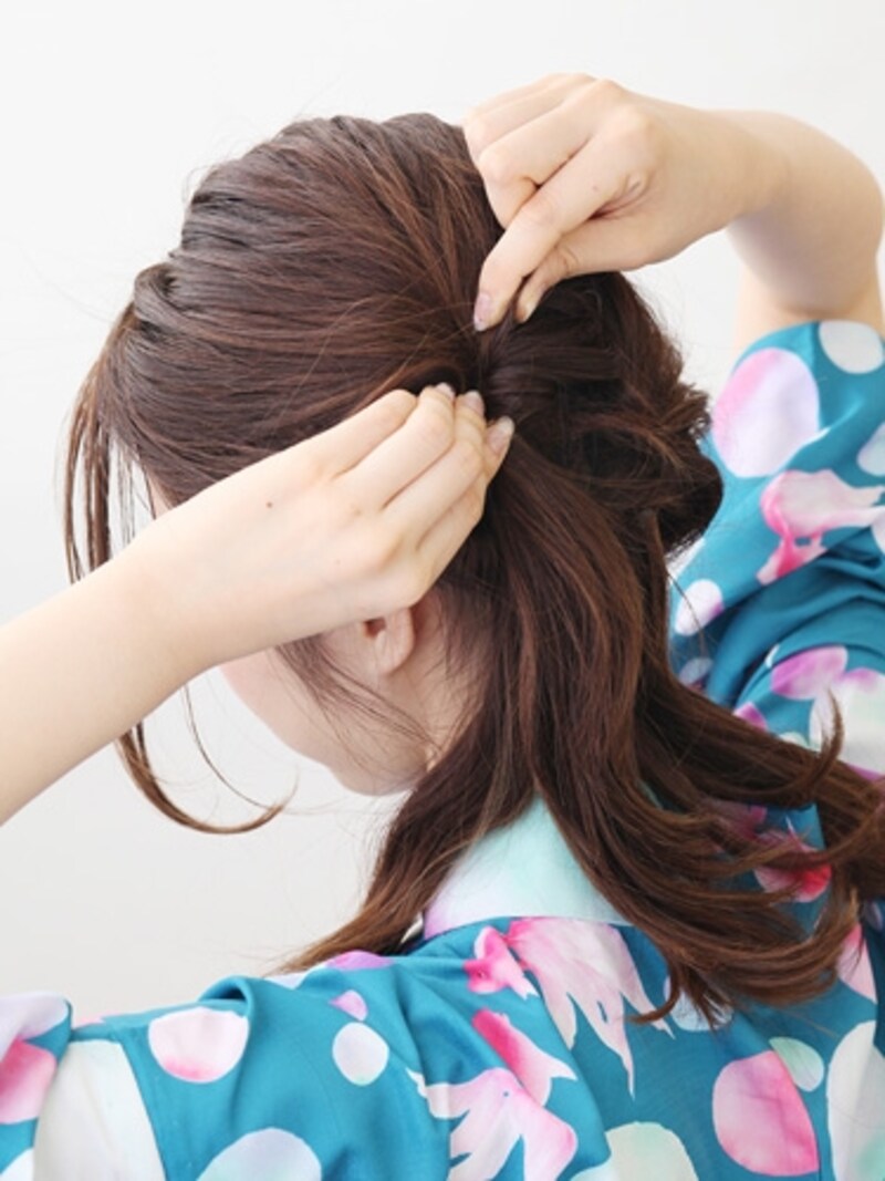 片手で押さえながら毛束を引き出す