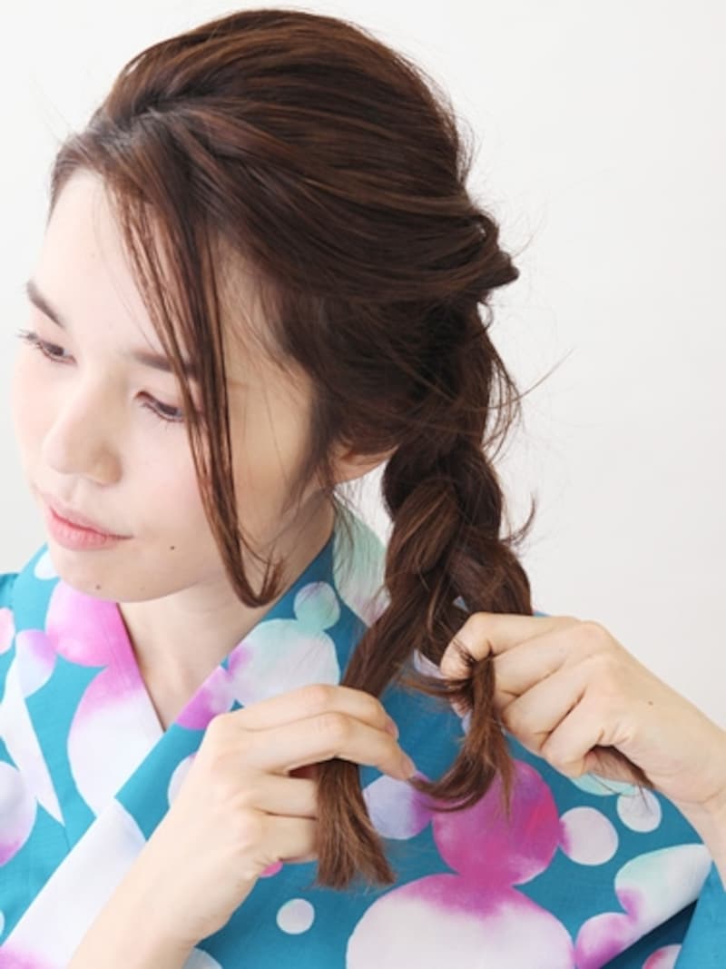 3本の毛束で三つ編みを作る