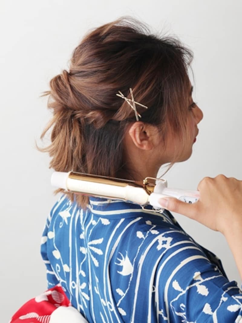 前髪もリバースで巻いて動きを出す