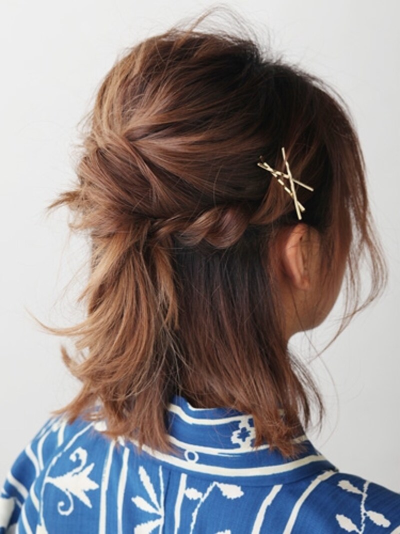 耳上の位置にピンを飾る