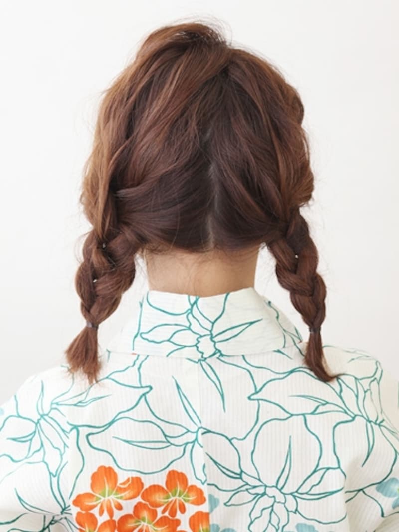 左右で三つ編みをつくる