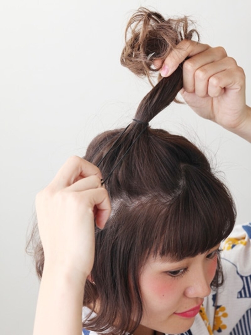 ジグザグに毛をとって、高い位置でひとつ結びに