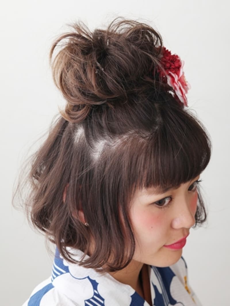 フェイスラインを隠しているので顔型補整効果も抜群