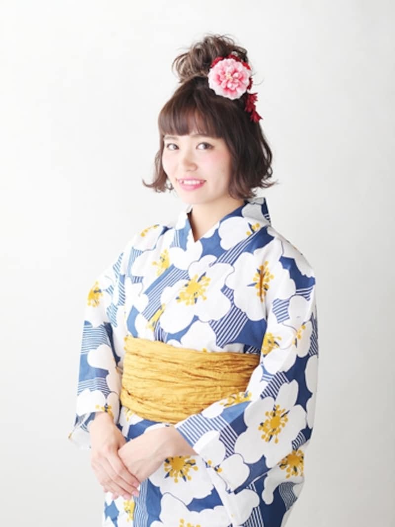 花柄が目を引く大人かわいい浴衣