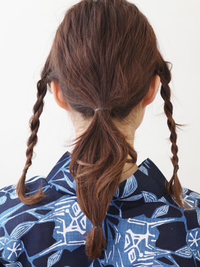 後ろの髪を2か所で結ぶ