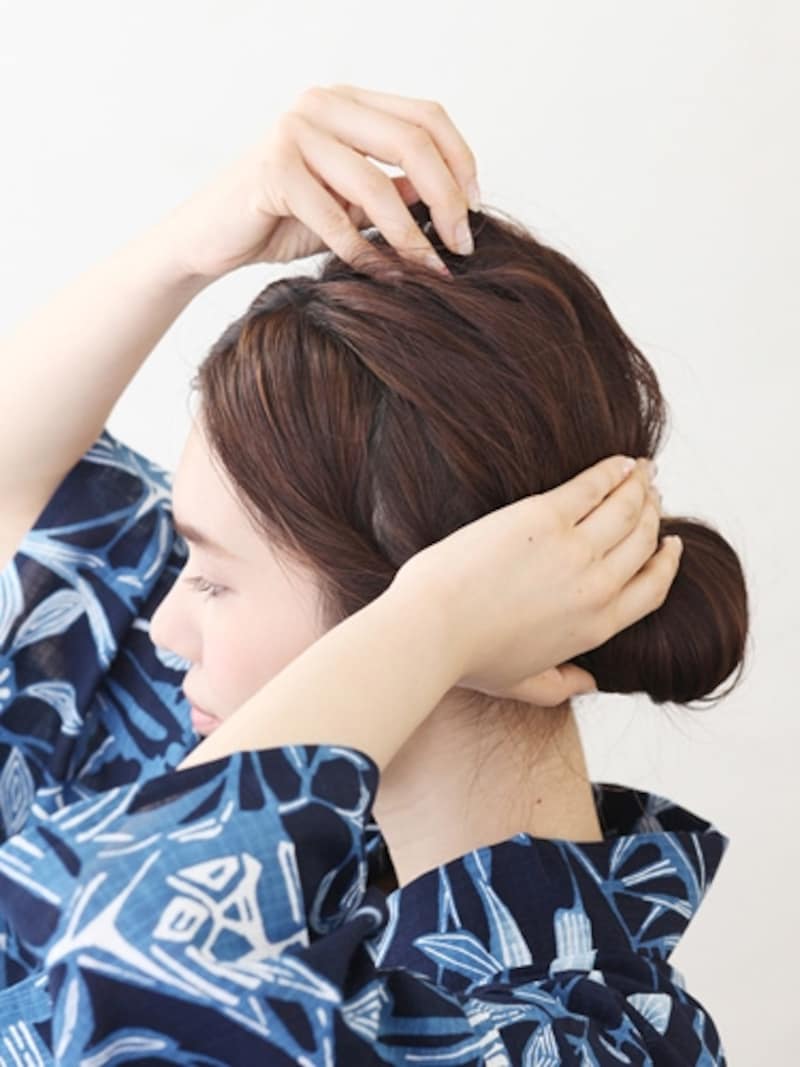 片手で押さえながら、トップを引き出す