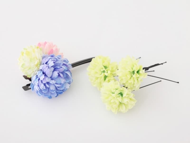 コサージュ付きのヘアクリップ